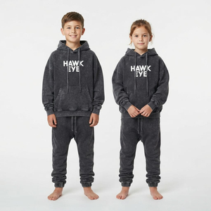 Conjunto de dos piezas de sudadera con capucha y pantalón jogger oversize con lavado ácido para niños, estilo urbano, estampado personalizado, de fábrica de prendas. - Product Image 5