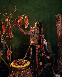 InCotton.M Lehenga Choli en Faux Georgette Brodé Rouge, Robe de Mariage Indienne Traditionnelle Longue, Coupe Classique pour Femme - Product Image 2