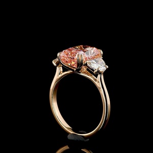 Anillo Clásico de Moissanita Rosa de 5ct con Corte Cojín, Certificado IGI, Oro Rosa de 18K, Anillo de Compromiso de Tres Piedras en Oro Rosa - Product Image 4