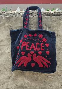 Sac fourre-tout en velours noir fait main sur mesure avec broderie chic d'appliques florales, colombes, cœurs et inscription PEACE rouge – Vente en gros - Product Image 3