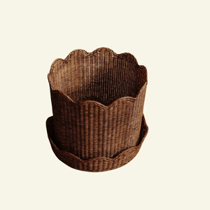 Nouveauté : Corbeille et jardinière en rotin marron festonné pour plantes d'intérieur, ou un élégant panier de rangement pour la décoration de la maison - Product Image 1