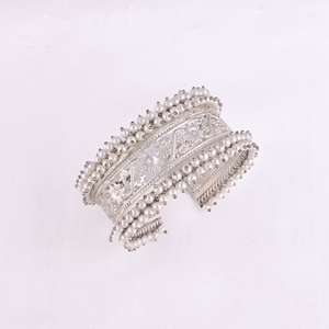 Bracelet ethnique pour femme orné de perles |   Bijoux indiens traditionnels en laiton plaqué argent - Product Image 1