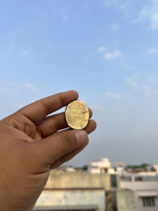 คริสตัลแร่ไพไรต์สีทองธรรมชาติสลักสัญลักษณ์ Zibu หินมั่งคั่งมั่งคั่งเพื่อฮวงจุ้ยและการสำแดง - Product Image 3