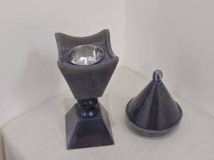 Quemador de Incienso de Resina Gris Oscuro con Tapa y Recipiente de Acero Inoxidable - Product Image 1