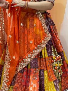 Conjunto de Ropa Étnica para Boda, Chaniya Choli de Seda Viscosa Premium con Bordado Zari y Dupatta de Organza con Espejos - Product Image 6