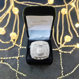 Anillo de cóctel de moissanita personalizable con inicial religiosa chapado en oro de plata 925 para hombre, ideal para bodas y fiestas. - Product Image 1