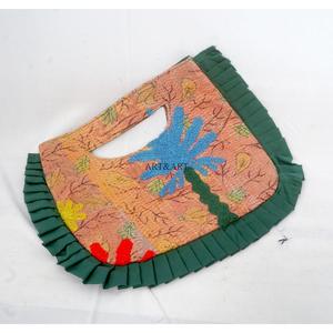 Sac messager pour femme en coton Kantha fait main avec fermeture magnétique, poignée de poignet, design plissé aux coins, léger et écologique - Product Image 4