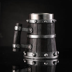 Mug en bois de style vintage avec bandes métalliques, texture rustique, poignée robuste et design classique, parfait pour des articles de bar à boissons uniques - Product Image 5