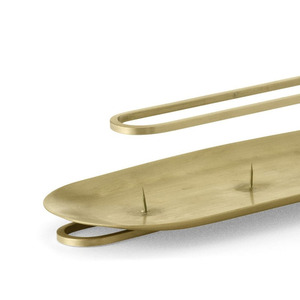 Plateau porte-bougie en métal de style moderne avec une poignée en boucle allongée et trois supports pour bougies, idéal pour la décoration de table contemporaine - Product Image 5