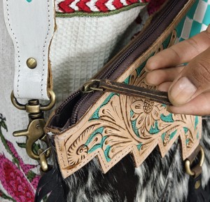 Bolso de Hombro Bohemio 100% Cuero Genuino con Cartera Tipo Clutch, Flecos y Diseño Floral con Estampado Animal para Mujer - Product Image 4