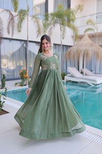 Nouvelles collections de vêtements de mariage pour femmes, robes en tissu argenté froissé avec broderies de perles, manches longues. - Product Image 2