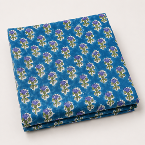 Collection de tissus en coton multicolores avec des imprimés floraux bleus crème et des motifs paisley, textile doux et respirant pour kurti. - Product Image 3