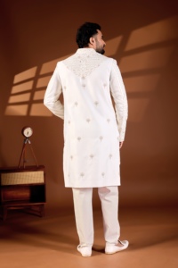 Blazer de créateur moderne Grand Heritage en soie Vergo ivoire, style Sherwani, avec ceinture en maille diamantée Heritage Arch - Product Image 4