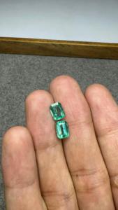 Paire de pierres précieuses vertes en émeraude naturelle de Zambie de 2,59 carats, forme octogonale, pour la fabrication de bagues, pendentifs et bijoux fins - Product Image 4