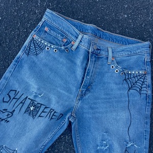 Shorts en jean délavé à ourlet brut, rivets personnalisés de haute qualité, longueur genou, jorts en denim, jean léger extensible et épais - Product Image 2