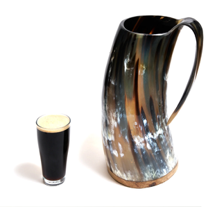 Grand gobelet en corne polie avec marbrure naturelle riche, présenté à côté d'un verre à boisson rempli, disponible en gros. - Product Image 1