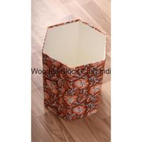 Poubelle décorative ouverte faite à la main en carton PP imprimé au bloc, avec enveloppe en tissu 100 % coton.