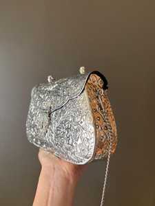 Sac à bandoulière fantaisie en argent plaqué avec motif gravé, design personnalisé pour tenues de soirée, à prix avantageux par Uo - Product Image 5