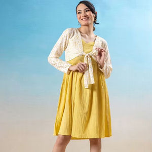 เดรสสีเหลืองลายพิมพ์เอง ทรงเข้ารูป คอวี แขนสั้น จับจีบระบายชายกระโปรงตรง เอวธรรมชาติ เป็นมิตรต่อสิ่งแวดล้อม - Product Image 1