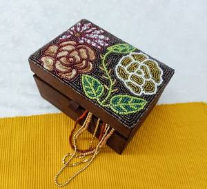 Boîte à bijoux rectangulaire moderne en cuir marron faite à la main avec des perles florales écologiques - Product Image 1