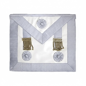 Delantal de Maestro Masón con 3 Rosetas y Borlas, 39x33cm, Rito Escocés Rectificado (RSR), Tela Bordada a Mano, Regalia de Lujo Ecológica - Product Image 1