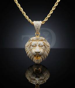 Pendentif Croix Hip Hop de Luxe Personnalisé en Moissanite Sertie de Pierres, Fabriqué en Argent, Or 10K, 14K ou Acier Inoxydable Doré - Product Image 1