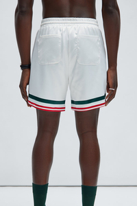 Shorts en satin blanc pour hommes avec bandes latérales vertes et rouges, taille à cordon de serrage, style décontracté - Product Image 3