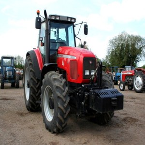 Tracteurs Massey Ferguson 8250 d'occasion fiables en excellent état Fonctionnement fluide Système hydraulique robuste Excellent rapport qualité-prix À vendre - Product Image 1