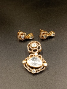 Collar con Colgante de Flor Étnica Chapado en Oro de Amaira Jewels, Joyería Clásica para Mujer, Regalo de Boda o Compromiso - Product Image 3