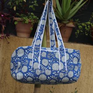 กระเป๋าเดินทางสุดสัปดาห์ ทำมือจากผ้าฝ้ายเย็บลายควิลท์ กระเป๋าสะพายทรงดัฟเฟิลสำหรับผู้หญิง น้ำหนักเบา เป็นมิตรกับสิ่งแวดล้อม ทนทาน จุของได้เยอะ - Product Image 3