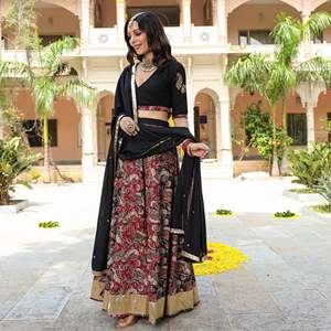 Ensemble Lehenga Aarya taille XS avec haut à manches trois-quarts, couleur noire - Product Image 2