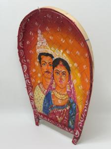 Cuadro Decorativo de Pared con Retrato de Arte Folclórico Tradicional Tejido a Mano con Caña, Decoración para el Hogar, Artesanía de Bambú Hecha a Mano, Marco Rojo Vino, Madera para Diwali - Product Image 1