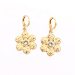 Pendientes de aro minimalistas chapados en oro de diseñador, forma de flor para Topacio Azul suizo, diseño texturizado de piedras preciosas, joyería de gota de moda - Product Image 4