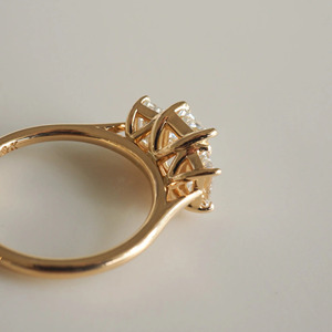 Anillo de Oro Amarillo con Tres Diamantes Cultivados en Laboratorio con Corte Esmeralda - Product Image 2