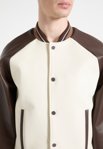 Veste universitaire pour homme, manches en cuir PU, corps crème, bordure marron, style décontracté pour l'automne, col rabattu, fermeture à boutons - Product Image 6