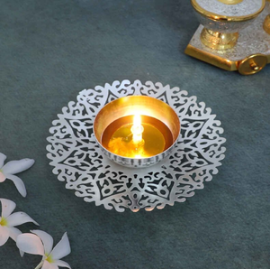 Base de soporte para lámpara de aceite Diya, chapada en plata, con placa tallada intrincada, para el hogar o el templo, disponible a precios de mayorista. - Product Image 1