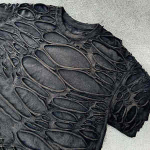 เสื้อยืดโอเวอร์ไซส์ที่ออกแบบมาด้วยเนื้อผ้าที่ระบายอากาศได้ดีและทรงที่พลิ้วไหว เหมาะสำหรับผู้ที่ชื่นชอบการเป็นผู้นำเทรนด์ที่เน้นความสบายและสไตล์ที่ไม่ซ้ำใคร - Product Image 3