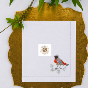 Serviette en lin avec broderie de robin, une broderie raffinée qui convient aux présentations de table élégantes. - Product Image 1