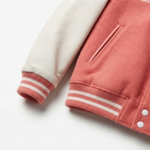 Blouson universitaire style bomber moderne en techniques mixtes, corps en laine originale, manches en cuir synthétique, couleur personnalisée, bordure en tricot côtelé, fermeture à boutons-pression - Product Image 4