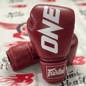 นวมชกมวย Fairtex Red ONE คุณภาพพรีเมียม สำหรับฝึกซ้อม ต่อยมวย และฟิตเนส มีสีให้เลือกตามสั่ง สำหรับผู้ใหญ่ - Product Image 1