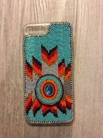 Coque de téléphone ronde brodée de perles argentées et feuilles d'or avec motif d'ailes en strass, faite à la main, protection pour femme