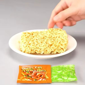 Fideos Instantáneos Fritos con Carne de Res y Hierbas, Marca Vietnam, 65g/taza, 2-3 minutos de cocción, Precio Bajo, Buena Calidad, 3 Mien Gold - Product Image 1