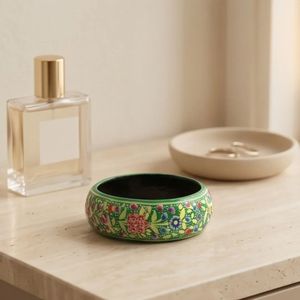Bracelet manchette en céramique à motif floral, bijoux ethniques verts, bracelet en bois vert émeraude peint à la main avec motifs floraux raffinés - Product Image 2