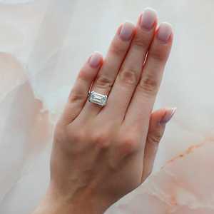 Anillo de compromiso de diamante cultivado en laboratorio con corte esmeralda East West, personalizado, de 3 quilates, con engaste de media montura, solitario, oro macizo de 14K y 18K, al por mayor - Product Image 2