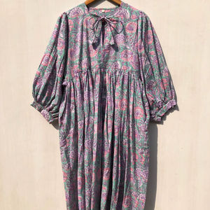 ชุดนอนเอวธรรมชาติ คอวีลึก ผูกเชือก ทรงหลวม ชุดเดรสยาวปานกลาง ลายดอกไม้พิมพ์บล็อก ชุดเดรสลำลอง - Product Image 1