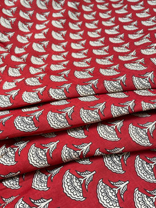 Tela de algodón estampada a mano en India, con motivos florales rojos, blancos y negros, estilo Sanganeri Jaipur, para confección de vestidos. - Product Image 4