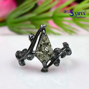 Anillo Geométrico Triangular de Plata de Ley 925 con Baño de Rodio y Pirita Natural para Mujer - Product Image 3