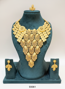 ชุดเครื่องประดับเจ้าสาว MOLL JEWELLERS ทองชุบอัลลอยด์ 24K หรูหรา ประกอบด้วยสร้อยคอแบบมีจี้พู่ห้อยหลายชั้น ต่างหูเข้าชุด และแหวนประดับเพชรซิร์คอน - Product Image 2