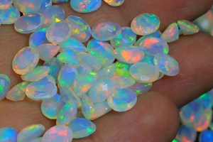 Magnifique opale éthiopienne Welo, pierre brillante arc-en-ciel, opale éthiopienne ovale de 7x5 mm pour la création de bijoux - Product Image 4