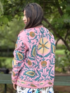 Veste ethnique indienne traditionnelle pour femme, en velours tissé à la main, coton rose, broderie florale Sujani, été, automne, hiver, export - Product Image 4